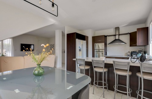 Pinet House | Beachside Retreat with Private Pool for Family Fun