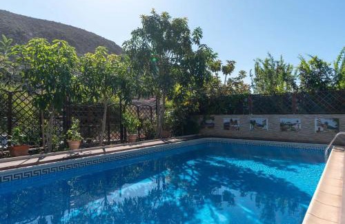 Los Cristianos Villa | Villa Esmeralda: Family-Friendly Retreat with Inviting Pool