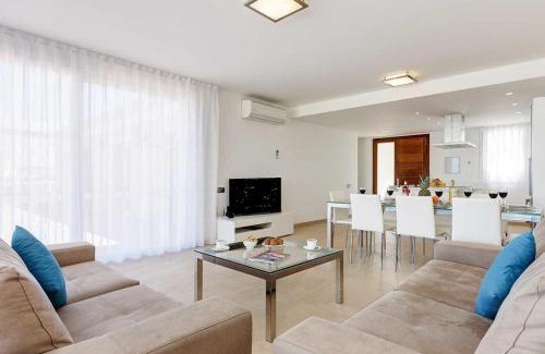 Los Delfines Villa | Oceanfront Villa ESMERALDA SOL: 4-Star Getaway with Pool