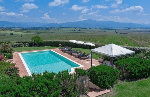 Le Piazze Villa | Villa Eterea: Guest Rated 10/10 Near Valdichiana's Heart