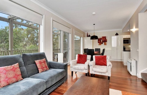 Pokolbin Villa | Executive 2BR Condo at Cypress Resort with Pool & Ocean View