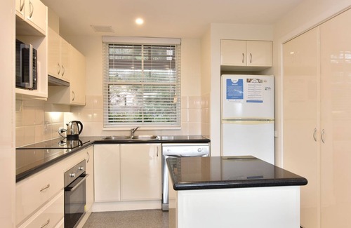 Pokolbin Villa | Executive 2BR Condo at Cypress Resort with Pool & Ocean View