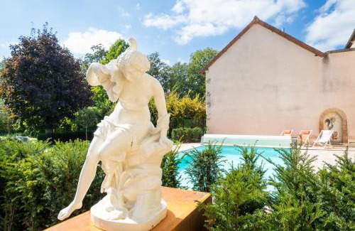 Savigny-les-Beaune Apartment | Villa Fémina: Oceanfront Bliss with Pool & Child-Friendly Amenities
