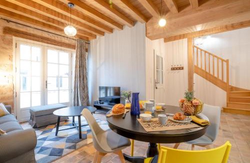 Savigny-les-Beaune Apartment | Villa Fémina: Oceanfront Bliss with Pool & Child-Friendly Amenities