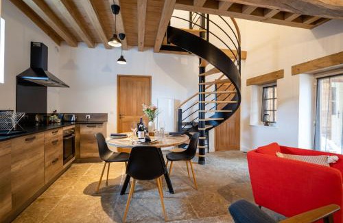 Savigny-les-Beaune Apartment | Villa Fémina: Oceanfront Bliss with Pool & Child-Friendly Amenities