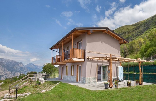 Malcesine Villa | Villa Faigolo: Enchanting Lake View & Pet-Friendly Retreat