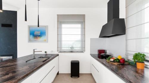 Vranje Selo House | Villa Faloniga: Family-Friendly Retreat with Pool & Hot Tub