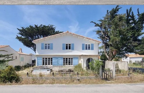 Ile-d'Aix House | Beachfront Villa with Spa and Hot Tub for Family Retreat