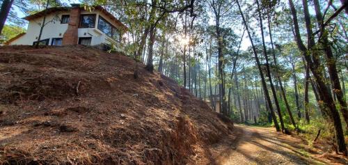 Mazamitla Ski Chalet | Villa Fantasía: Family-Friendly Retreat Near Scenic Waterfalls