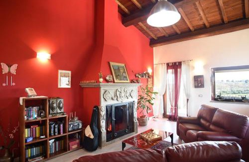 Vitorchiano House | Villa Farfalla Bianca: Family-Friendly with Hot Tub & Kitchen