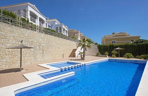 La Canuta House | Relax at Villa FARO VERDE with Oceanfront Pool & Spa