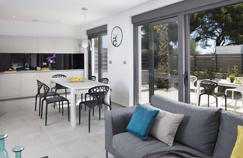 Fazana Apartment | Elegant Villa Fasana with Oceanfront Pool and Spa