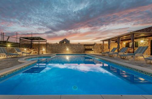 Benkovac Villa | Villa Fenix: Salt Water Pool & Sports Courts Await You
