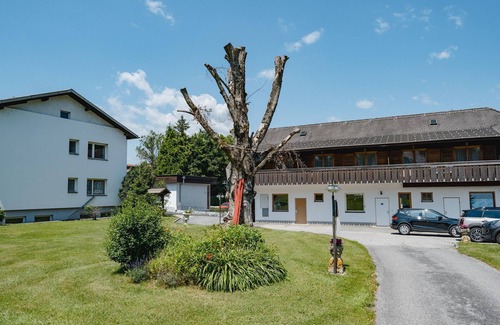 Velden am Worther See Apartment | Villa Fernblick Apartment Top 2: Family-Friendly Retreat