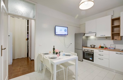 Colombare Apartment | Pet-Friendly Villa Fiorita with Ocean View in Sirmione