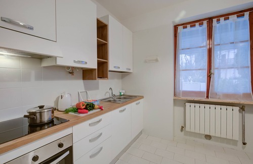 Colombare Apartment | Pet-Friendly Villa Fiorita with Ocean View in Sirmione