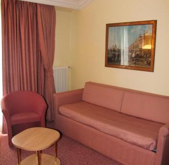 Monastier di Treviso Hotel | Relax at Villa Fiorita: 4-Star Oceanfront Retreat