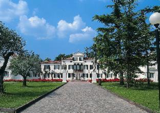 Monastier di Treviso Hotel | Relax at Villa Fiorita: 4-Star Oceanfront Retreat