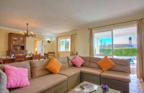 Guia Villa | Villa Flor by Villa Plus: Poolside Retreat with 9.3/10 Rating