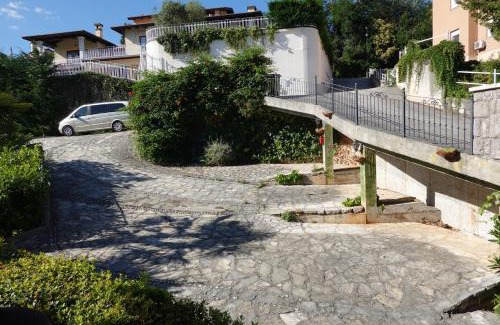 Ika Apartment | Discover Villa Flora: Child-Friendly Retreat with Hot Tub