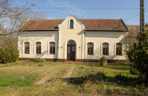Kiskunmajsa Villa | Villa Flora: Guest Rated 9.9, Perfect for Families