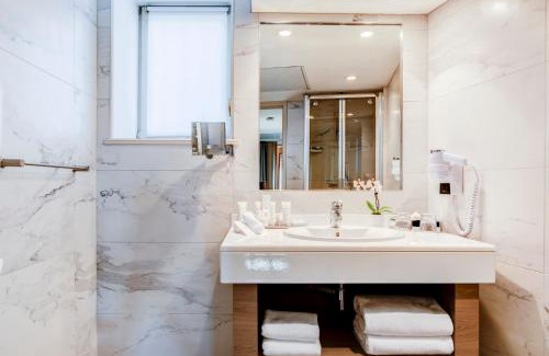 Old Lyon Hotel | Experience Elegance at Villa Florentine – 5-Star Retreat