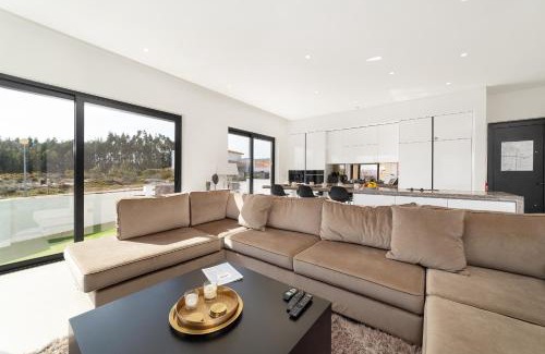Sao Martinho do Porto Villa | Relax at Villa Floresta - Family-Friendly with Pool Access
