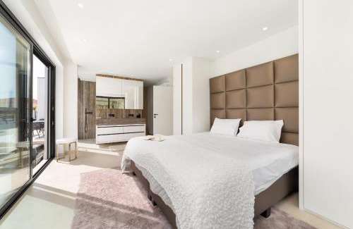 Sao Martinho do Porto Villa | Relax at Villa Floresta - Family-Friendly with Pool Access