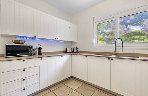 Ermita Villa | Villa 'Flores': Private Pool, Ocean View & Modern Comforts