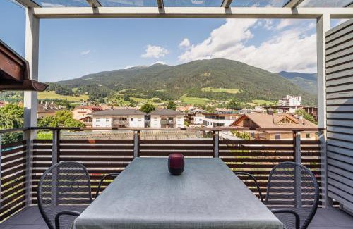 Bressanone Apartment | Delightful Villa Floris: Pet-Friendly with Pool & Breakfast