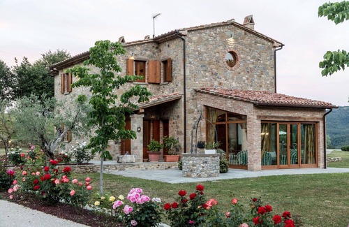 Umbertide Villa | Spacious Villa for 16 with Private Pool & Breakfast