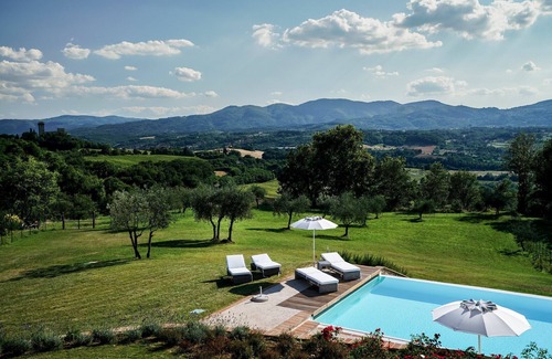 Reggello Villa | Inviting Villa for 18 with Private Pool and Breakfast