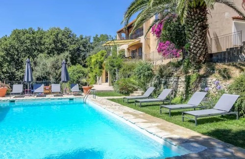 Chateauneuf-Grasse Villa | Cozy Villa with Heated Pool & Sea View for 2 to 8 Guests