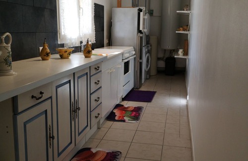 Vidauban House | Inviting Villa for 4 with Shared Pool and Family Amenities