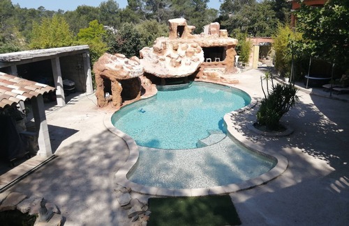 Vidauban House | Inviting Villa for 4 with Shared Pool and Family Amenities