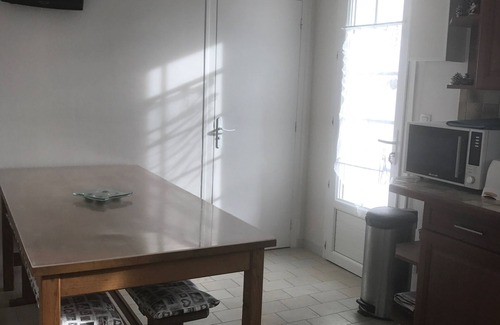 Quartier du Casino House | Beachside Villa for 6 with Ocean View & Free WiFi