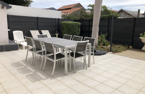 Quartier du Casino House | Beachside Villa for 6 with Ocean View & Free WiFi