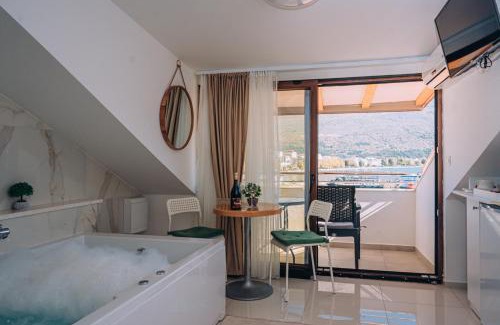 Varosh Apartment | Villa Fortuna: Oceanfront Escape with a 9/10 Guest Rating