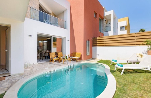 Gouvia Villa | Villa Tessera Fos: Relaxing Poolside Retreat for Families