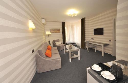 Dzerzhyns'kyi District Hotel | Elegant Villa Four Rooms: 4-Star Stay with Spa & Hot Tub