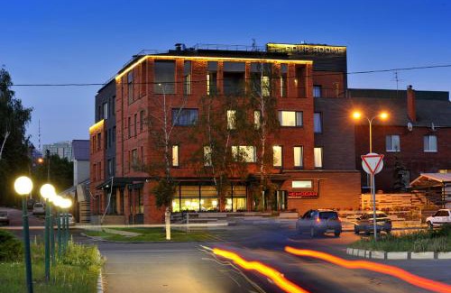 Dzerzhyns'kyi District Hotel | Elegant Villa Four Rooms: 4-Star Stay with Spa & Hot Tub