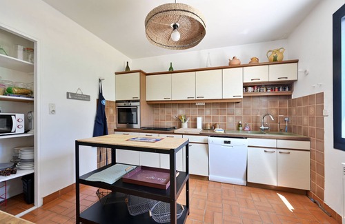 Entraigues-sur-la-Sorgue Villa | Exceptional Villa LES Deux Pins with Pool in Provence