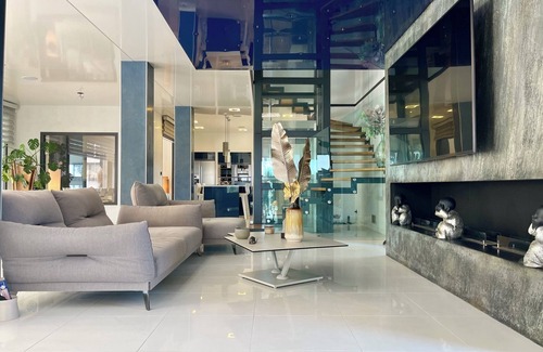 Saint-Clement-de-Riviere Villa | Villa Nirvana Luxury Escape