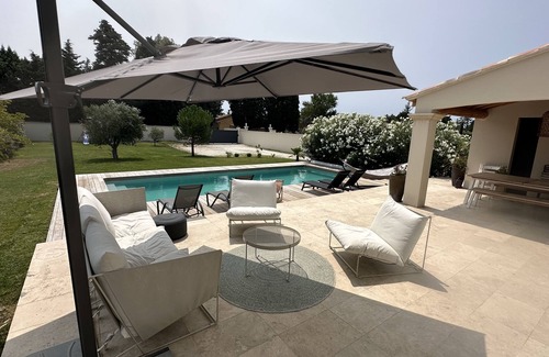 Sainte-Cecile-les-Vignes Villa | Beautiful Villa in Provence with Pool, Sleeps 10 - Rated 10/10