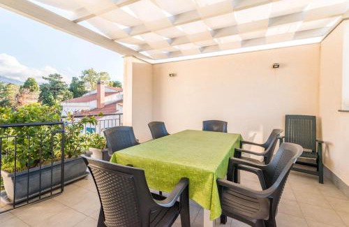 Piane Vecchie Villa | Modern Villa Francesco: 4-Star Stay with Family & Pets Welcome