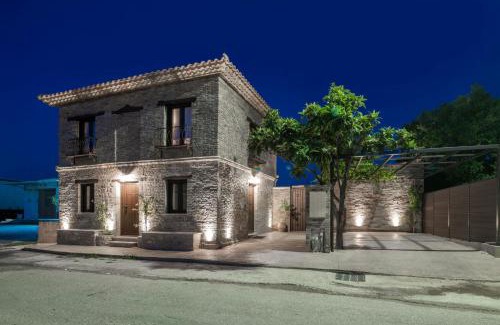 Pigadhakia House | Idyllic Villa Frontale with Ocean View and Pool Access