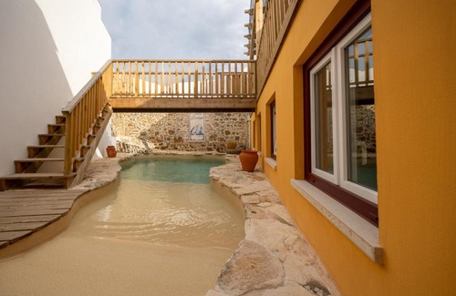 Praia de Santa Cruz Bed & Breakfast | Villa Galega: 4-Star Retreat with Pool and Top-Rated Comfort