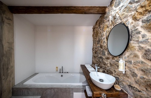 Praia de Santa Cruz Bed & Breakfast | Eco-Friendly Villa Galega with Pool and Breakfast Included
