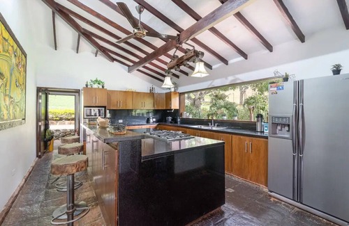 Bella Luz Villa | Villa Gama Vip in Sopetran: Breathtaking Views & Jacuzzi