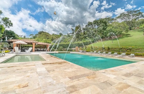 Bella Luz Villa | Villa Gama Vip in Sopetran: Breathtaking Views & Jacuzzi